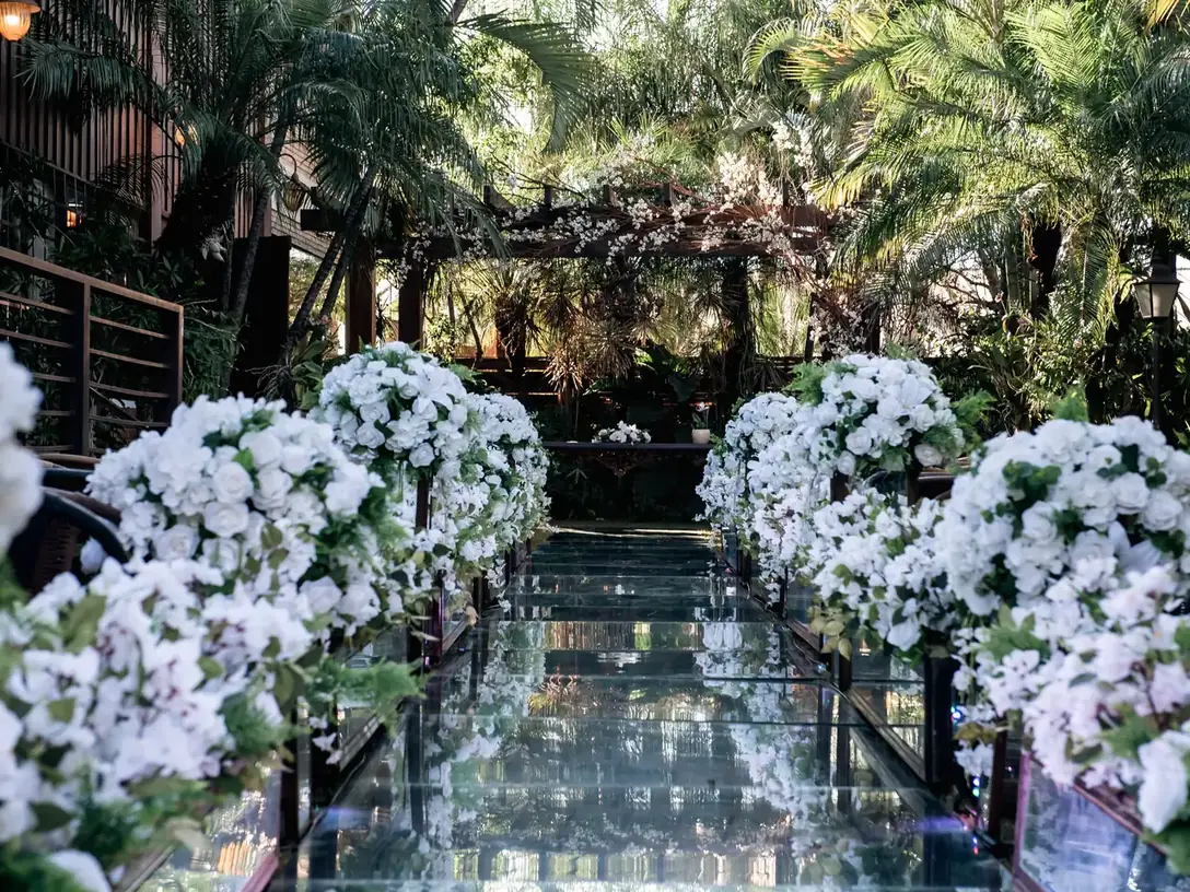 Altar montado no jardim, com piso espelhado e flores brancas
