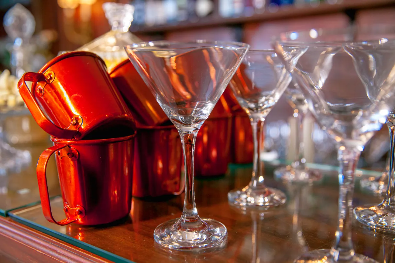 Taças de cristal e canecas de cobre