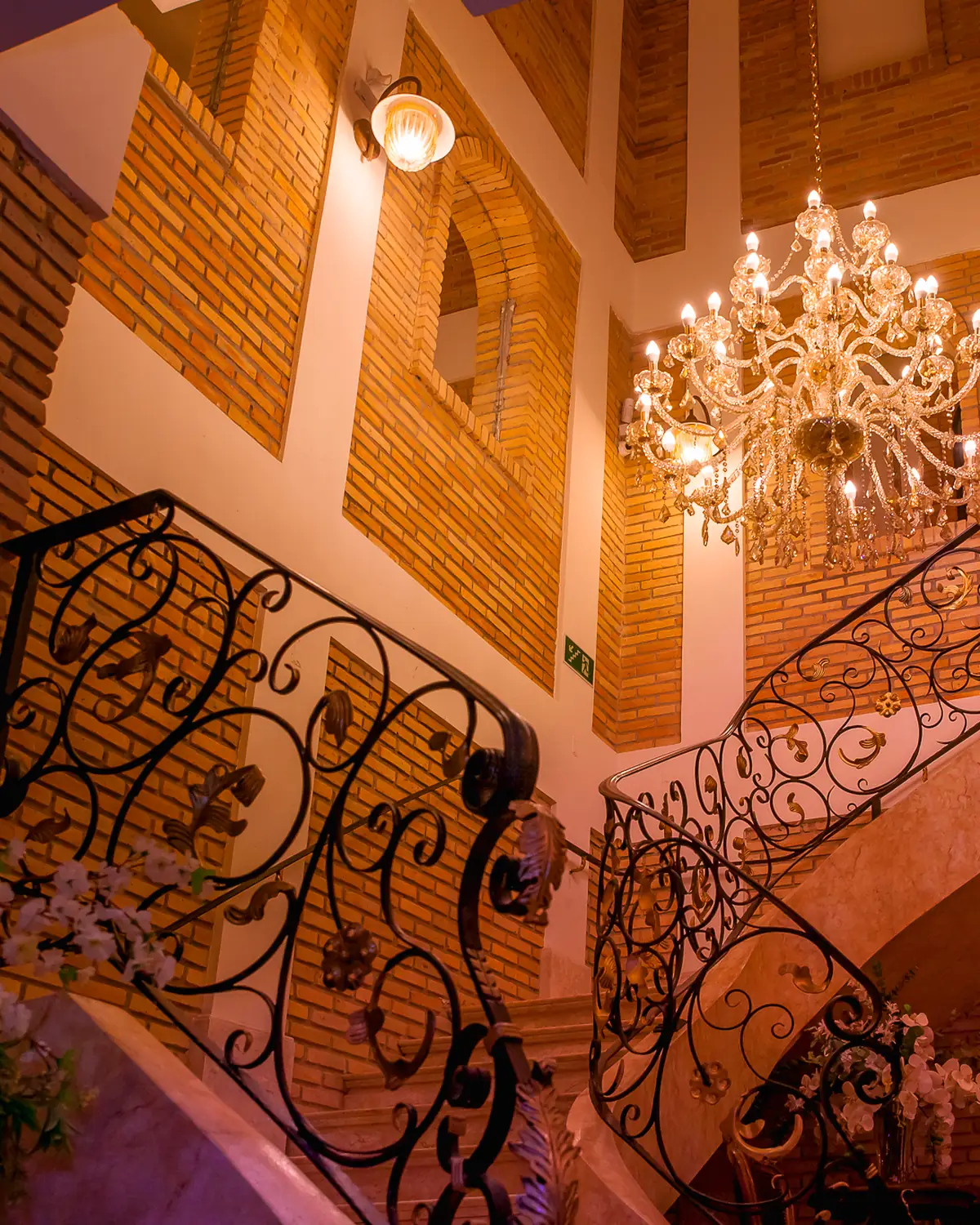 A escadaria e o lustre