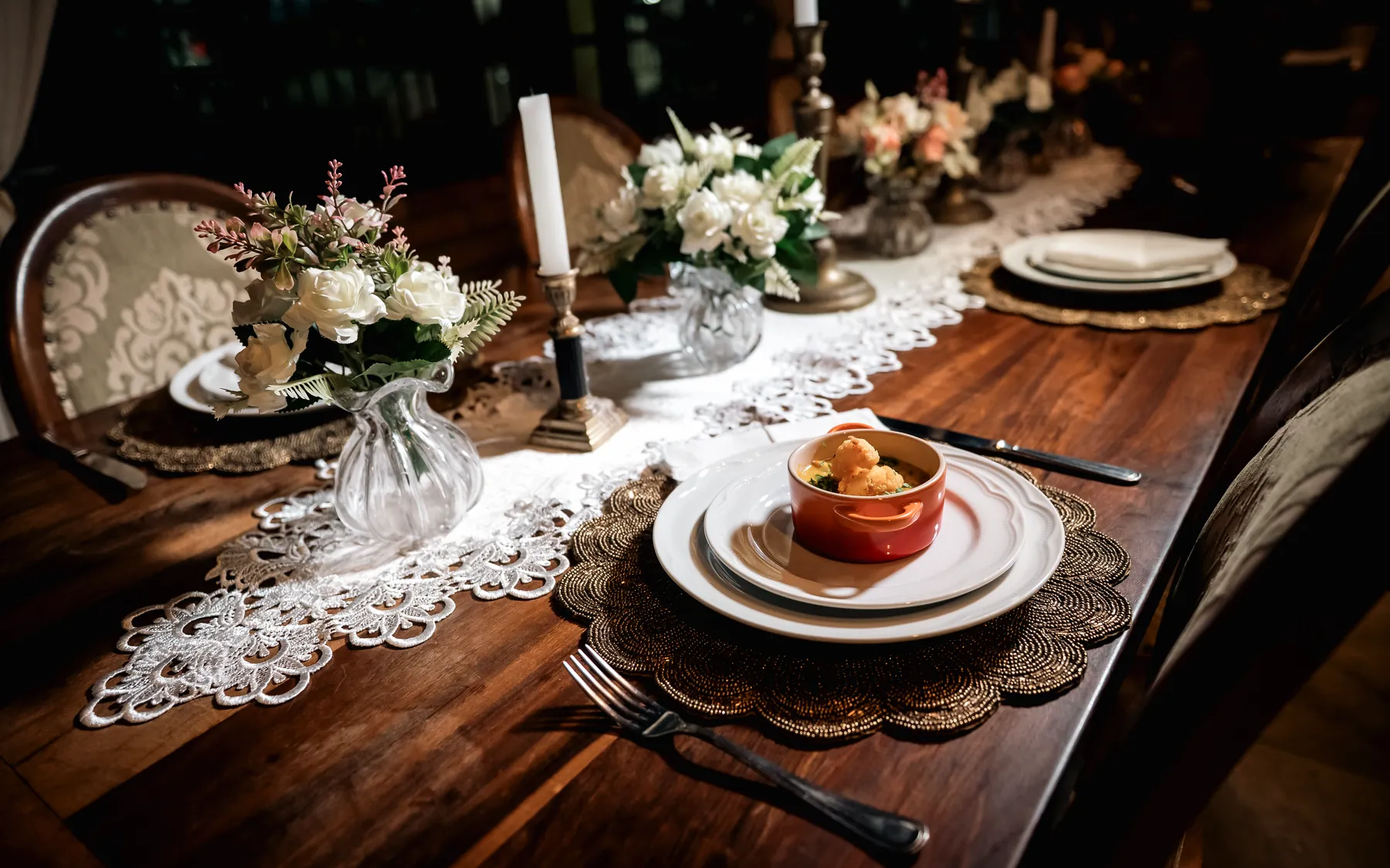 A mesa comprida antes do serviço