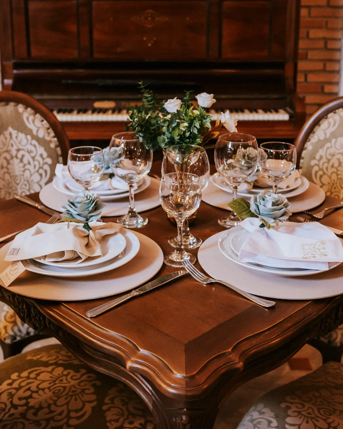 A mesa junto ao piano